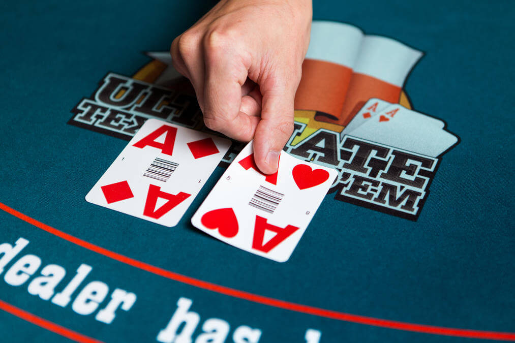 how to deal ultimate texas holdem poker
